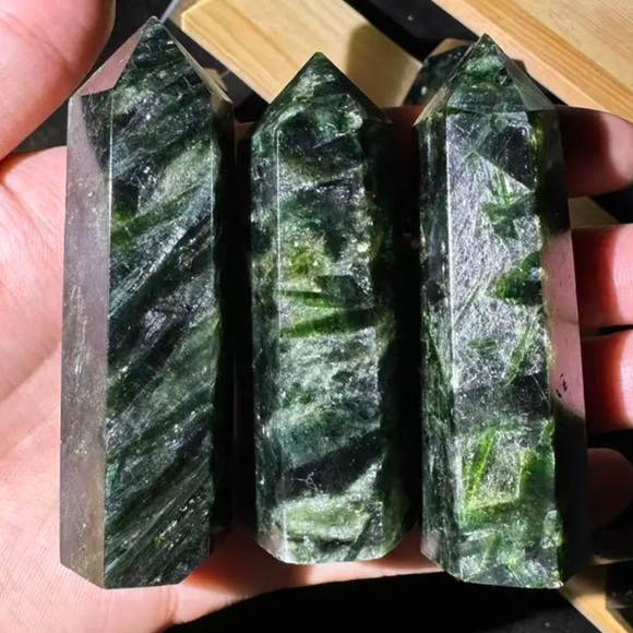 Green Kyanite Tower - Picture 2 of 2